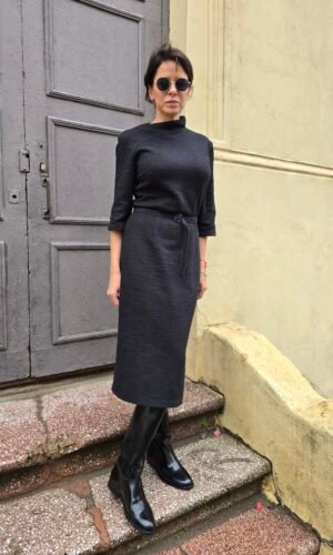 Juoda suknelė kirptu kaklu ir 3/4 rankovėmis