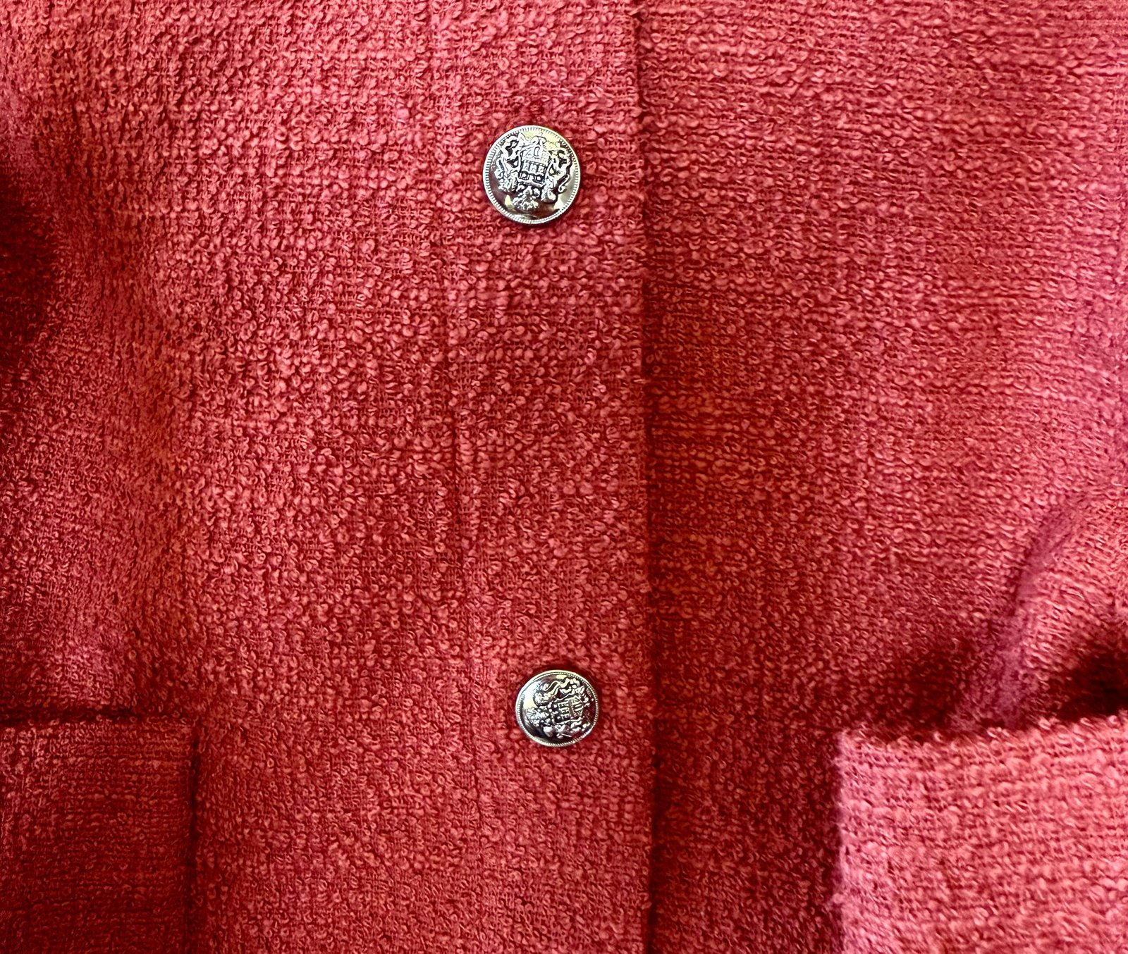 Raudonas chanel tipo audinio medvilnės megztukas su sagutėm - Image 4