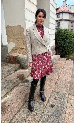 Languotas, trumpas vilnos švarkas