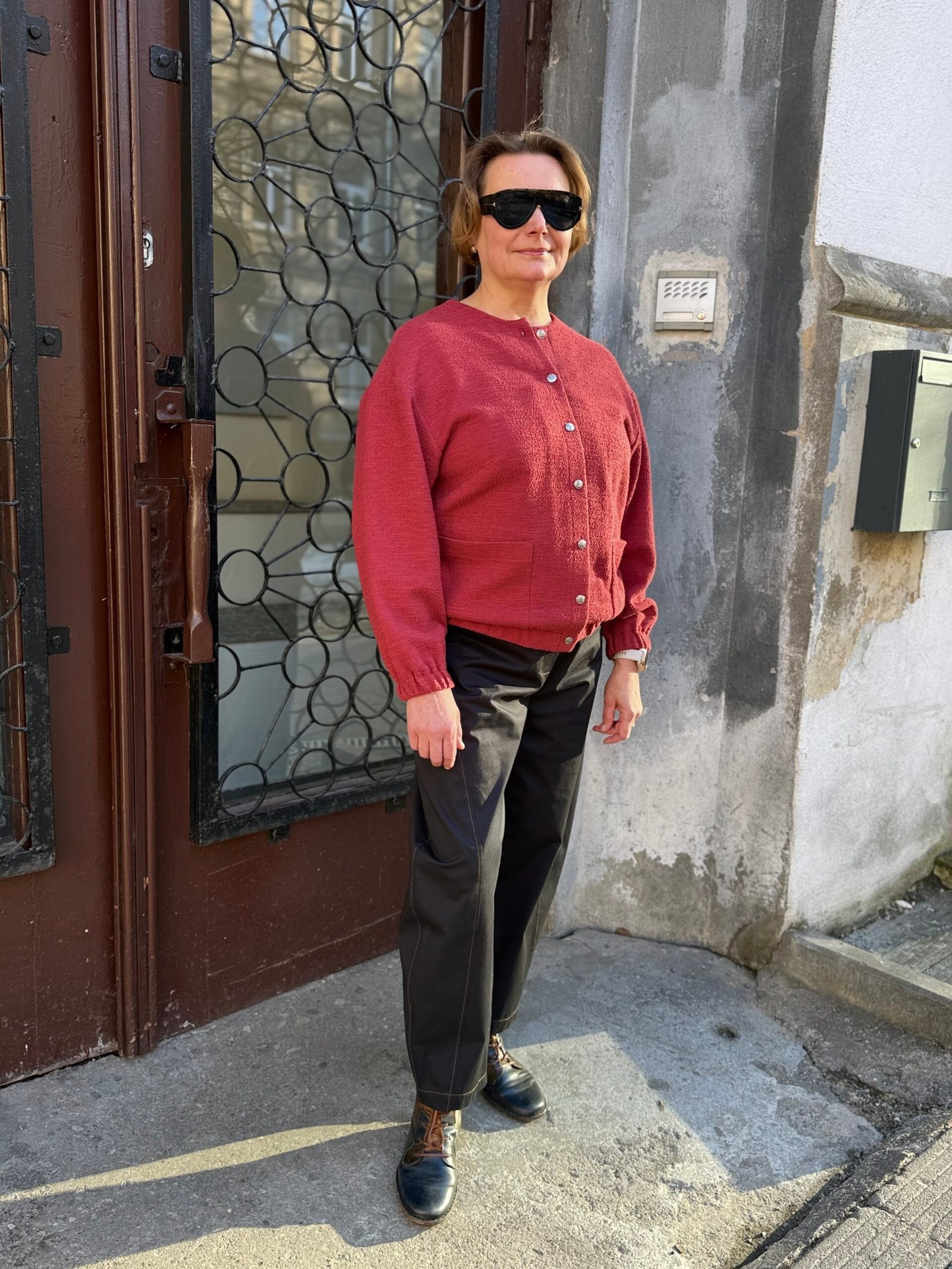 Raudonas chanel tipo audinio medvilnės megztukas su sagutėm - Image 6