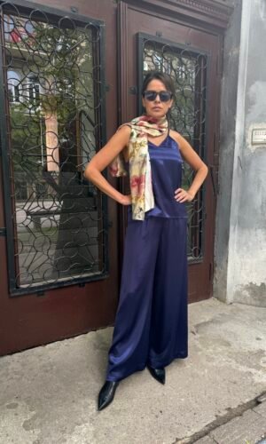 Mėlynos vizkozės laisvo kirpimo kelnės.