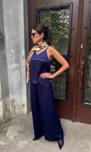 Mėlynos spalvos vizkozės palaidinė.