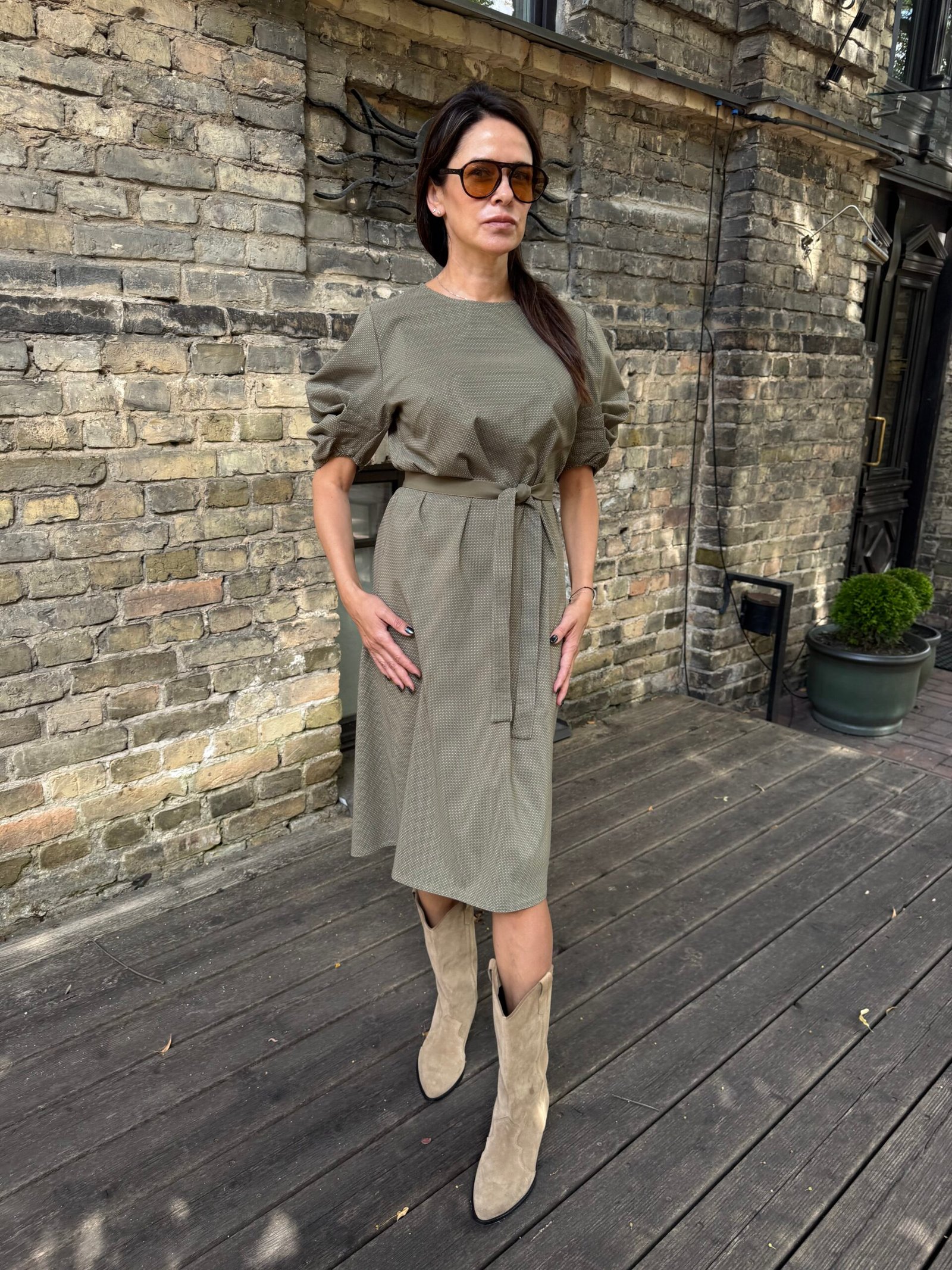 Alyvuogių spalvos suknelė skulptūriškomis rankovėmis - Image 2