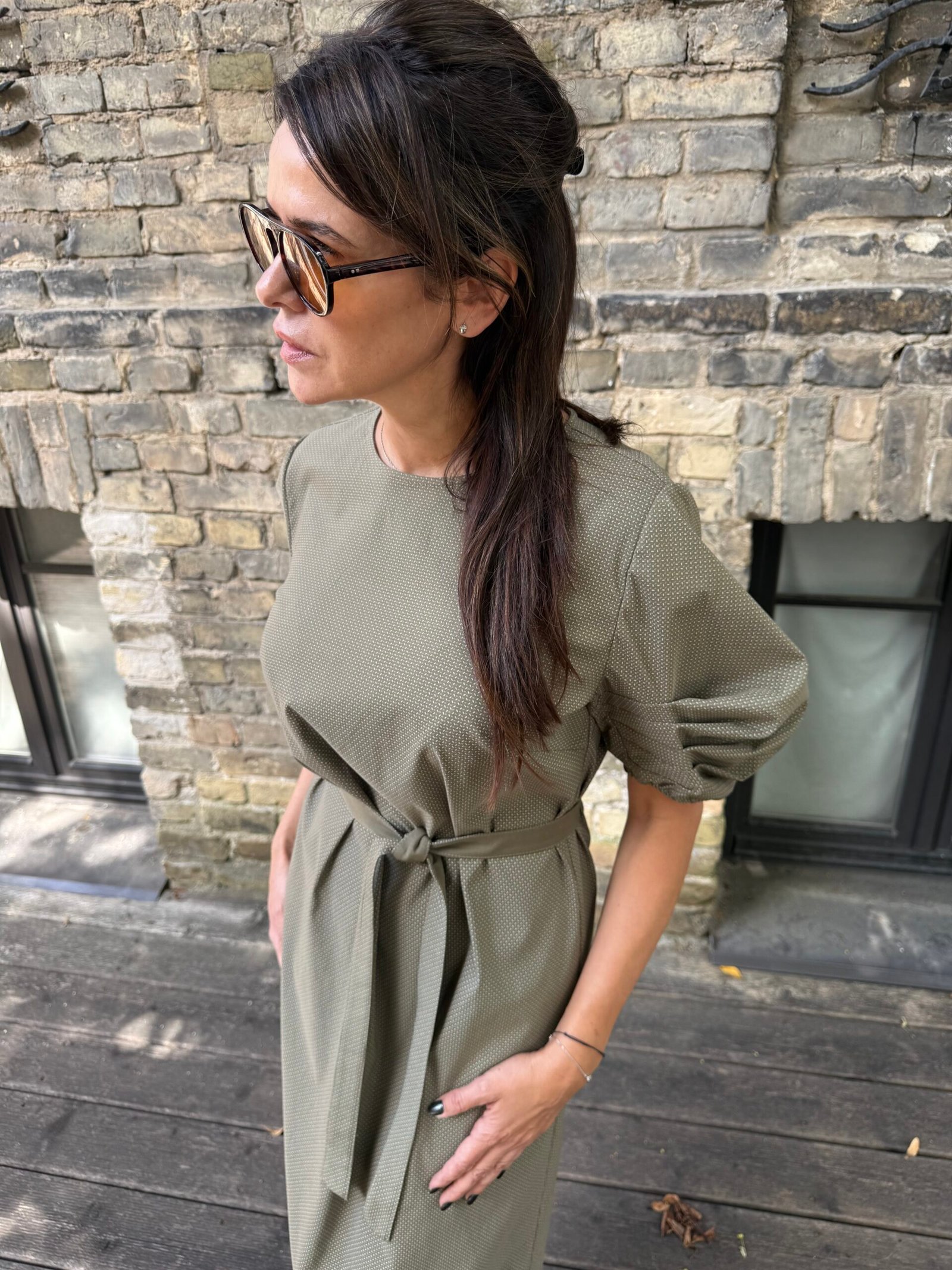 Alyvuogių spalvos suknelė skulptūriškomis rankovėmis - Image 4