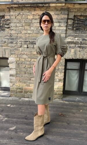 Alyvuogių spalvos suknelė skulptūriškomis rankovėmis