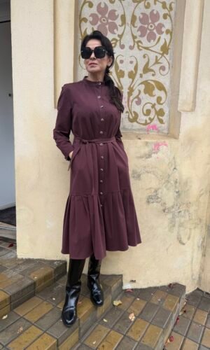 Bordo spalvos suknelė su sagutėmis