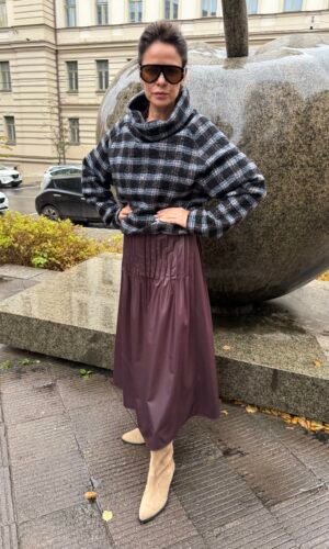 Baklažano spalvos sijonas su klostėm