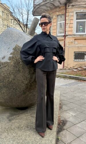 Sendintos juodos spalvos kelnės - džinsai.