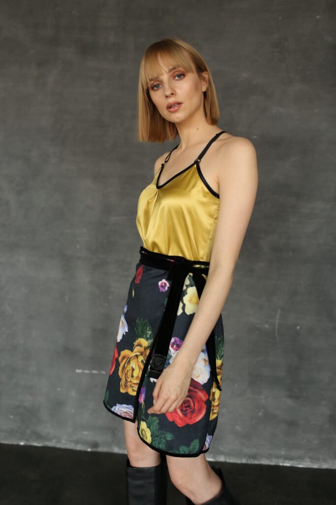 Moteris dėvinti gėlėtą susiaučiamą vilnos sijoną.