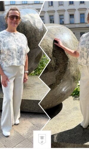 Raštuota palaidinė su sagutėmis