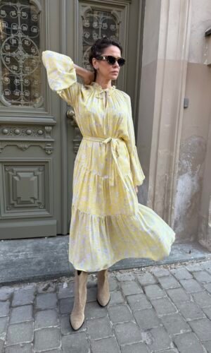 Ilga geltona šilko ir vskozės suknelė ilgomis rankovėmis